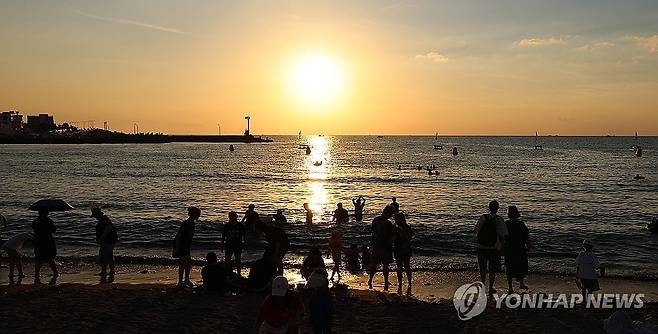 제주 여름 밤 해수욕장  [연합뉴스 자료 사진]