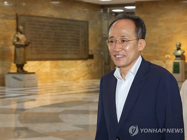 본회의장 입장하는 추경호 의원 (서울=연합뉴스) 박동주 기자 = 국민의힘 추경호 의원이 21일 국회 본회의장에 입장하고 있다. 2025.8.21 pdj6635@yna.co.kr