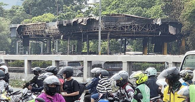 불에 탄 자카르타 국회의사당 앞 버스정류장 (자카르타=연합뉴스) 손현규 특파원 = 지난 1일(현지시간) 오후 인도네시아 수도 자카르타 중심부 스나얀에 있는 국회의사당 앞 버스정류장이 며칠 전 시위대 방화로 불에 타 흉물로 방치돼 있다. 2025.9.2