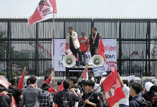 집회 연설하는 대학생 단체 관계자 (자카르타=연합뉴스) 손현규 특파원 = 지난 1일(현지시간) 오후 인도네시아 수도 자카르타 중심부 스나얀에 있는 국회의사당 정문 앞에서 민족학생운동(GMNI) 소속 학생들이 집회를 하고 있다. 2025.9.2