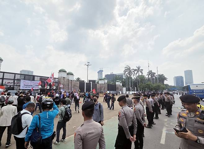 자카르타 국회의사당 정문 (자카르타=연합뉴스) 손현규 특파원 = 지난 1일(현지시간) 오후 인도네시아 수도 자카르타 중심부 스나얀에 있는 국회의사당 정문 앞에서 경찰관들이 집회 모습을 지켜보고 있다. 2025.9.2