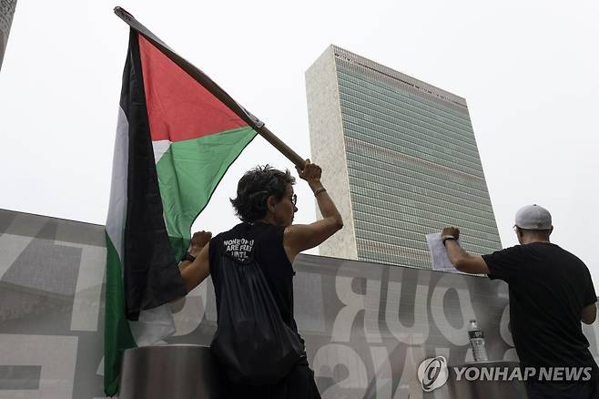 지난달 5일(현지시간) 가자 전쟁에 대한 안전보장이사회 회의가 열리는 미국 뉴욕의 유엔 본부 앞에서 시위대가 팔레스타인 깃발을 들고 집회를 열고 있다. [EPA=연합뉴스 자료사진]