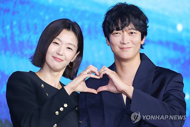 전지현·강동원, 선남선녀 (서울=연합뉴스) 진연수 기자 = 배우 전지현과 강동원이 2일 서울 종로구 포시즌스호텔에서 열린 디즈니+ 오리지널 시리즈 '북극성' 제작발표회에서 포즈를 취하고 있다. 2025.9.2 jin90@yna.co.kr