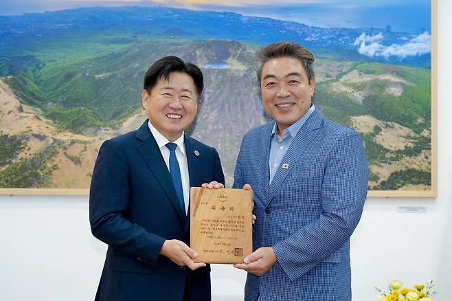 배우 이원종, 제주도 홍보대사로 위촉 (제주=연합뉴스) 2일 오후 제주도청 도지사 집무실에서 오영훈(왼쪽) 제주지사가 배우 이원종씨에게 제주도 홍보대사 위촉패를 전달하며 기념촬영하고 있다. 2025.9.2 [제주도 제공. 재판매 및 DB 금지]