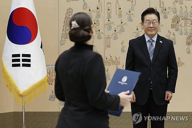 주한 도미니카공화국 대사로부터 신임장 전달 받는 이재명 대통령 (서울=연합뉴스) 홍해인 기자 = 이재명 대통령이 2일 서울 용산 대통령실 청사에서 열린 주한대사 신임장 제정식에서 안지 샤키라 마르티네스 테헤라 주한 도미니카공화국 대사로부터 신임장을 전달받고 있다. 2025.9.2 [대통령실통신사진기자단] hihong@yna.co.kr