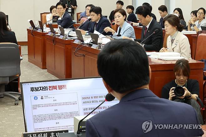 '친북 성향' 논란 관련 질의에 답하는 최교진 교육부 장관 후보자 (서울=연합뉴스) 김주성 기자 = 최교진 부총리 겸 교육부 장관 후보자(뒷모습)가 2일 국회 교육위원회에서 열린 인사청문회에서 친북 성향 논란에 대한 국민의힘 서지영 의원의 질의에 답하고 있다. 2025.9.2 utzza@yna.co.kr