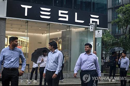 인도 뭄바이의 테슬라 매장 [EPA 연합뉴스 자료사진. 재판매 및 DB 금지]