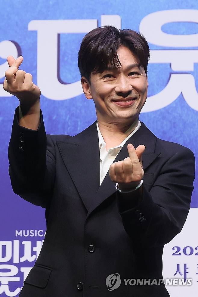 포즈 취하는 정상훈 (서울=연합뉴스) 류효림 기자 = 배우 정상훈이 2일 서울 서대문구 이화여자대학교 삼성홀에서 열린 뮤지컬 '미세스 다웃파이어' 제작발표회에서 포즈를 취하고 있다. 2025.9.2 ryousanta@yna.co.kr