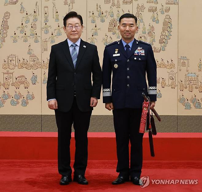 이재명 대통령, 진영승 합참의장 후보자 삼정검 수치 수여 (서울=연합뉴스) 홍해인 기자 = 이재명 대통령이 2일 서울 용산 대통령실 청사에서 열린 대장 진급·보직 신고식에서 합동참모의장 후보자인 진영승 공군 전략사령관에게 삼정검에 수치 수여 후 기념촬영을 하고 있다.2025.9.2 hihong@yna.co.kr
