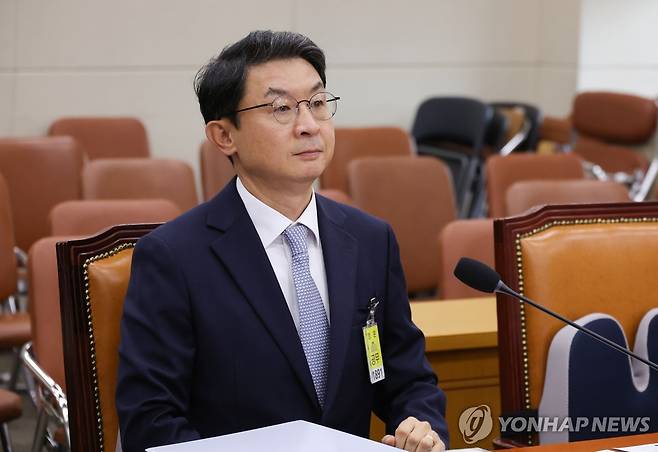 인사청문회 시작 기다리는 이억원 금융위원장 후보자 (서울=연합뉴스) 황광모 기자 = 이억원 금융위원장 후보자가 2일 서울 여의도 국회 정무위원회에서 열린 인사청문회에 출석해 있다. 2025.9.2 hkmpooh@yna.co.kr