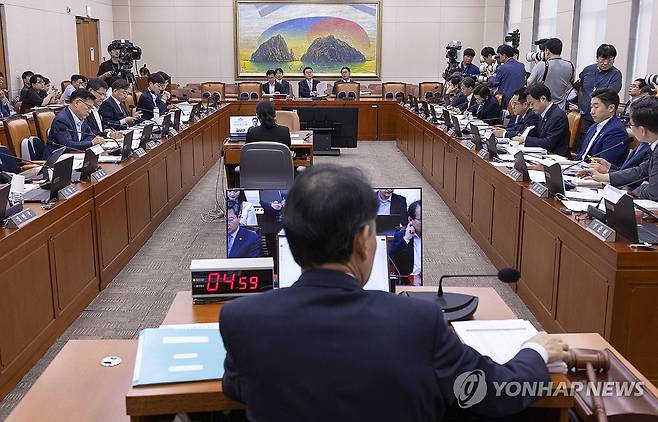 이억원 금융위원장 후보자 인사청문회 (서울=연합뉴스) 황광모 기자 = 이억원 금융위원장 후보자가 2일 국회 정무위원회에서 열린 인사청문회에 출석해 의원 질의에 답하고 있다. 2025.9.2 hkmpooh@yna.co.kr