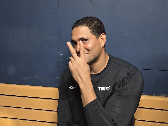 치리노스, 승리의 V (서울=연합뉴스) 하남직 기자 = LG 외국인 투수 치리노스가 2일 서울 잠실구장에서 열린 프로야구 롯데와 홈 경기에서 선발승을 거둔 뒤, 승리의 V를 그리고 있다.