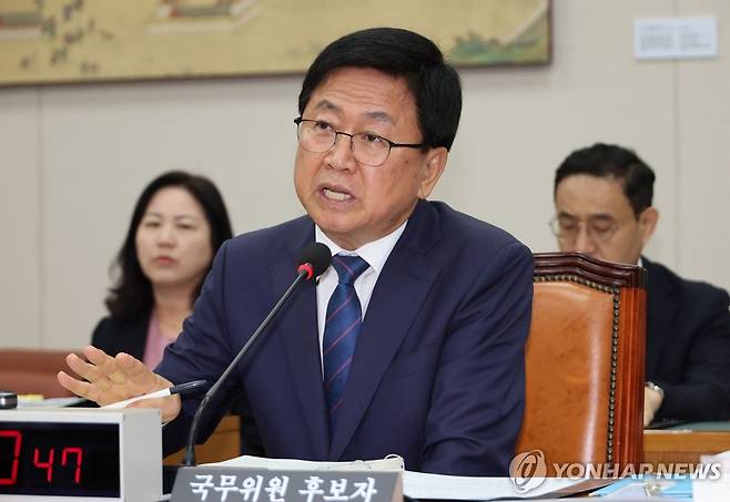 자료 제출 요구에 답하는 최교진 교육부 장관 후보자 (서울=연합뉴스) 김주성 기자 = 최교진 부총리 겸 교육부 장관 후보자가 2일 서울 여의도 국회 교육위원회에서 열린 인사청문회에서 자료 제출 요구에 답하고 있다. 2025.9.2 utzza@yna.co.kr