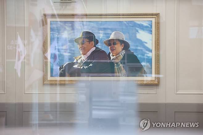 김건희 특검, 통일교 서울 본부 압수수색 실시 (서울=연합뉴스) 김도훈 기자 = 18일 김건희 여사 관련 의혹을 수사하는 민중기 특별검사팀이 압수수색을 실시한 서울 용산구 통일교 서울본부 로비에 한학자 통일교 총재(오른쪽)와 고 문선명 통일교 총재 사진이 걸려 있다.
    이날 특검팀은 '건진법사 청탁 의혹'과 관련해 가평에 위치한 통일교 본부와 서울 용산구에 있는 서울 본부에 대한 압수수색을 실시했다. 2025.7.18 superdoo82@yna.co.kr