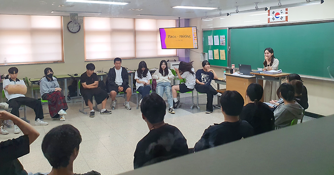 ▲ 부곡고등학교 학생들이 세계 시민 양성 외국어 체험 교육을 받고 있다. /사진제공=부곡고등학교