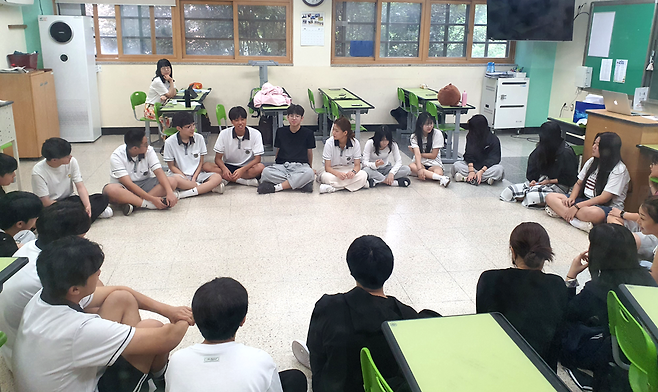 ▲ 부곡고등학교 학생들이 세계 시민 양성 외국어 체험 교육을 받고 있다. /사진제공=부곡고등학교