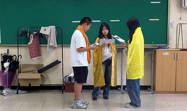 ▲ 부곡고등학교 학생들이 세계 시민 양성 외국어 체험 교육을 받고 있다. /사진제공=부곡고등학교