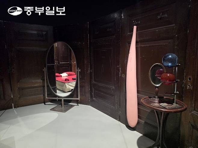 루이즈 부르주아의 작품 '붉은방(부모)'. 이준도기자