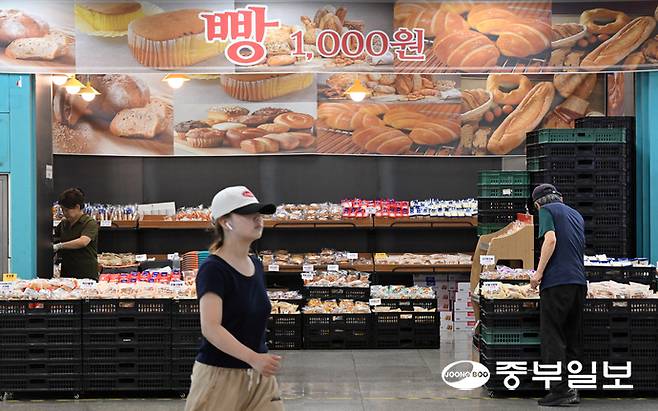 최근 한 유명 경제유튜버가 낸 빵집 팝업 스토어로 인해 치솟는 빵값에 대한 논란이 갈수록 커지는 가운데 3일 오후 수원역사내 한 '1000원 빵집'에 빵들이 진열돼 있다. 김경민기자