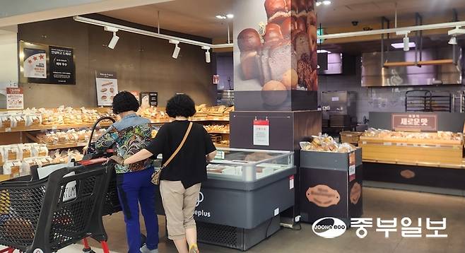 3일 수원시 팔달구에 위치한 대형마트 내 제과브랜드에서 소비자들이 진열된 빵을 고르고 있다. 신연경기자
