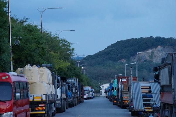 2일 오후 인천 중구 아암물류단지 인근 불법 주차된 화물차들이 줄을 이루고 있다. [사진 = 이장원 기자]