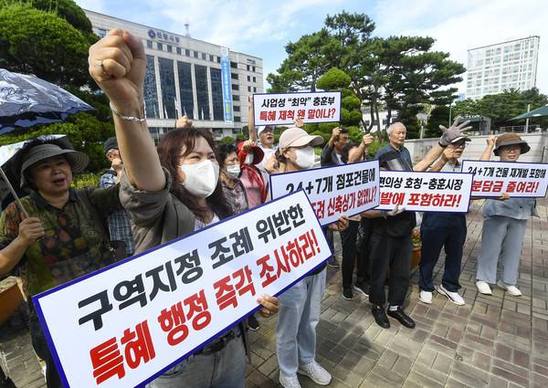 안양 상가 단독주택연합회가 3일 안양시청 앞에서 집회를 열고 만안구 충훈동 재개발 관련 특혜의혹 행정 조사와 특혜 제척 건물들의 편입을 요구하고 있다.김태완 기자 lift@kihoilbo.co.kr