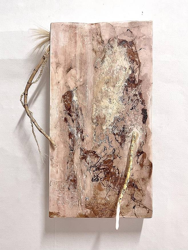 ‘Awakening Spaces: 일상을 깨우는 공간’ 전시가 양림동 펭귄마을 일대에서 오는 11월13일까지 ‘2025 광주디자인비엔날레’와 같은 기간 운영된다. 사진은 위주리作 ‘탈각된 꿈에서 돋아난 뿌리’ 중 일부.