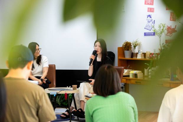 북토크를 진행하는 성해나 작가.
