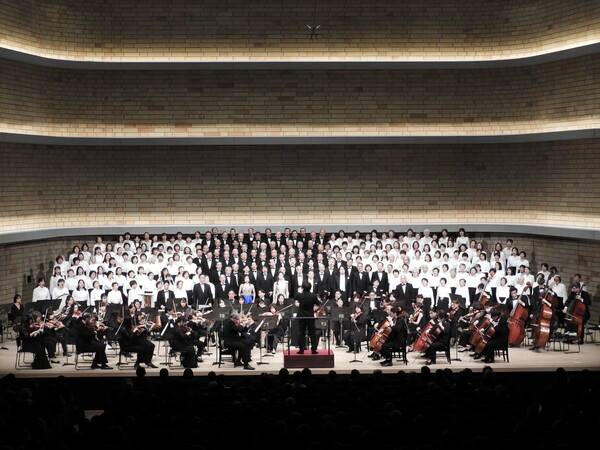 지난해 12월 8일 일본에서 한 '베토벤 교향곡 9번 합창' 무대 사진. 후지오카 사치오 지휘자와 간사이 필하모니 관현악단과 함께 큰들 일원도 무대에 섰다. /큰들