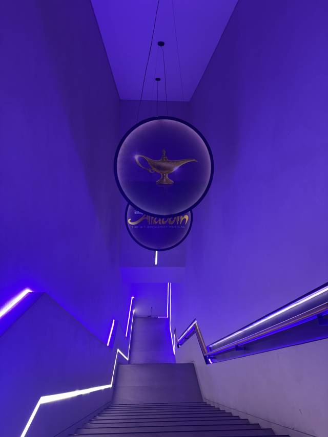 지난달 30일 찾은 부산 남구 문현동 드림씨어터의 화장실 내려가는 계단도 알라딘의 보랏빛 테마에 맞춰 꾸며져있다. 최현정 기자