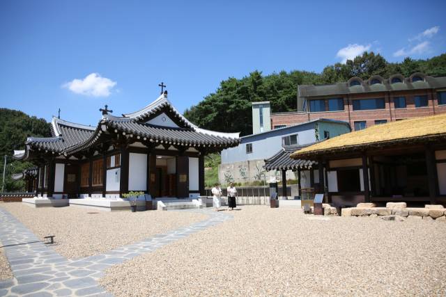 1구간 종료지점인 신나무골 성지. 한옥성당과 오른쪽 사제관이 보인다. 김도훈 기자