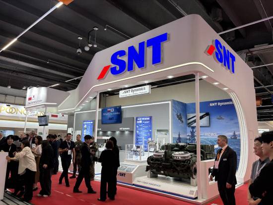 SNT다이내믹스가 폴란드 키엘체에서 열리는 'MSPO 2025' 국제방산전시회에 참가해 1700마력급 중(重)전차용 국산 파워팩 등을 홍보부스에 전시하고 있다.