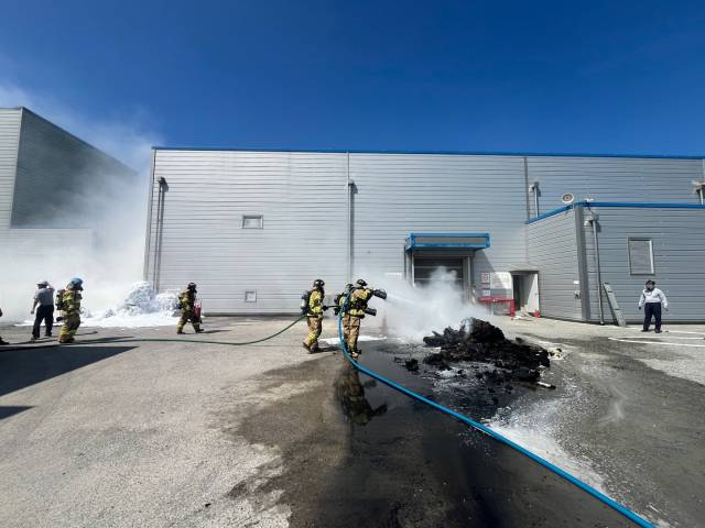 3일 오후 1시 51분 울산 LG화학 온산공장에서 창고 옆에 쌓아둔 유독성 물질이 분해되며 다량의 연기가 발생했다. 소방당국이 출동해 가스 확산을 막는 등 안전 조치를 취하고 있다. 울산소방본부 제공