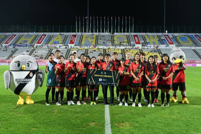 경남FC 여성축구팀 레드로즈FC의 K리그 퀸컵 출정식 후 선수들이 이흥실 신임 경남FC 대표이사와 기념사진을 찍고 있다./경남FC/