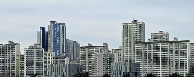 대구를 비롯한 비수도권 '악성 미분양'을 해소하기 위한 '2025년 지방세제 개편안'의 실효성에 의문이 일고 있다. 사진은 대구 북구의 아파트단지 모습. 대구일보 DB