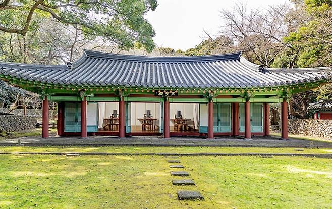 탐라국을 개국한 삼신인(삼을나)의 위패가 봉안된 삼성혈 내 삼성전 전경.