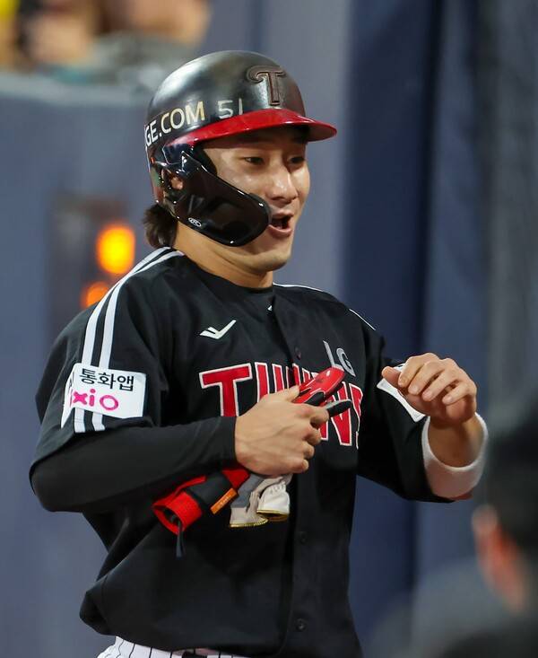 LG 트윈스 신민재의 2025년 8월 12일 수원 KT전 모습. 이때도 헬멧 로고 색의 빛이 바랬다. (사진=LG 트윈스)&nbsp;