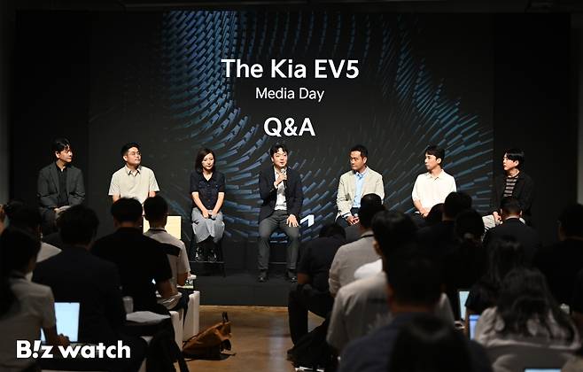 더 기아 EV5 개발 관계자들이 2일 오전 서울 삼성동 프로젝트 스페이스 라인에서 열린 '더 기아 EV5' 미디어데이에 참석해 EV5를 소개하고 있다./사진=이명근 기자 qwe123@