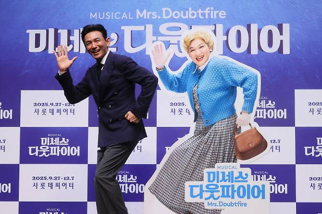 배우 황정민이 2일 서울 서대문구 이화여자대학교 삼성홀에서 열린 뮤지컬 ‘미세스 다웃파이어’ 제작발표회에서 포즈를 취하고 있다.(사진=연합뉴스).