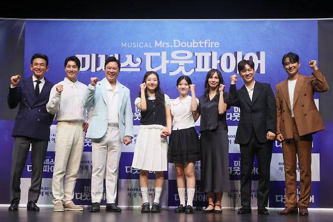 배우 황정민(왼쪽부터), 김다현, 정성화, 김태희, 설가은, 린아, 정상훈, 이지훈이 2일 서울 서대문구 이화여자대학교 삼성홀에서 열린 뮤지컬 ‘미세스 다웃파이어’ 제작발표회에서 포즈를 취하고 있다. (사진=연합뉴스).
