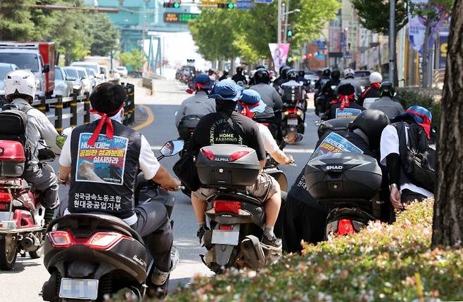 3일 오후 HD현대중공업 울산조선소 정문에서 노조원들이 임금 교섭 난항으로 부분 파업에 돌입하고 오토바이 행진을 하고 있다.(사진=연합뉴스 제공)