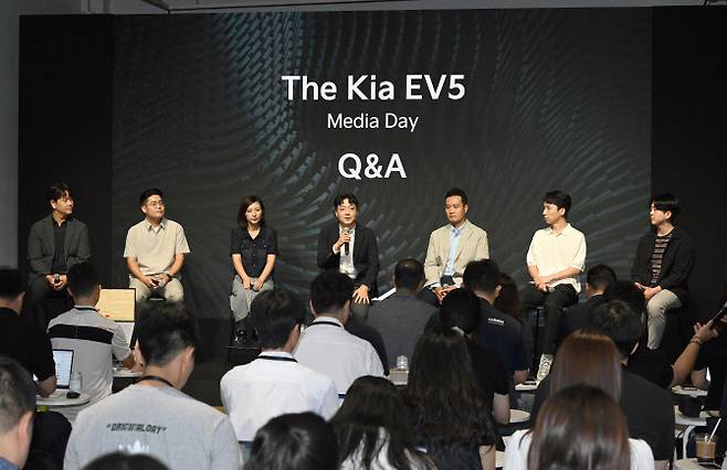 EV5 미디어 데이에서 발표자들이 미디어 질문에 답변을 하고 있는 모습(왼쪽부터, 기아넥스트디자인외장1팀 박재연 책임연구원, 기아넥스트디자인내장1팀 김영무 책임연구원, 기아넥스트CMF팀 이승아 책임연구원, 국내상품1팀 손용준 팀장, 상품CX기획팀 이상준 팀장, 차량제어개발1팀 김진욱 책임연구원, MSV프로젝트5팀 신승훈 책임연구원). (사진=기아)