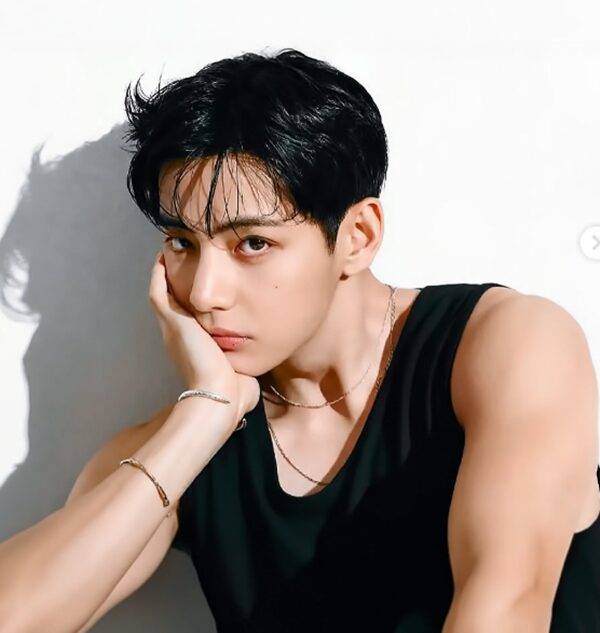 군 복무 중 근육을 키운 뷔가 체중 감량을 위한 유산소 운동에 나섰다. [사진=뷔 SNS]