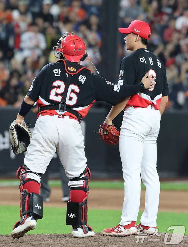 2일 대전 한화생명 볼파크에서 열린 프로야구 '2025 신한 SOL뱅크 KBO 리그' 기아 타이거즈와 한화 이글스 경기에서 8회말 무사 만루 상황 밀어내기 볼넷으로 득점을 내주자 기아 포수 한승택이 이성원을 격려하고 있다. 2025.9.2/뉴스1 ⓒ News1 김기태 기자