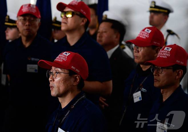 한화 직원들이 마스가(Make America Shipbuilding Great Again) 모자를 쓰고 있다. ⓒ AFP=뉴스1