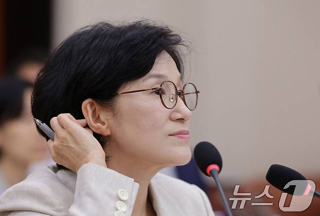 원민경 여성가족부 장관 후보자가 3일 오전 서울 여의도 국회 여성가족위원회에서 열린 인사청문회에서 의원 질의를 듣고 있다. 2025.9.3/뉴스1 ⓒ News1 신웅수 기자