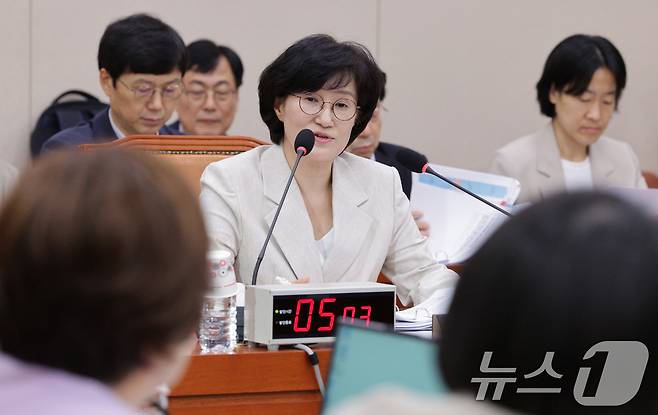원민경 여성가족부 장관 후보자가 3일 오전 서울 여의도 국회 여성가족위원회에서 열린 인사청문회에서 의원 질의에 답변하고 있다. 2025.9.3/뉴스1 ⓒ News1 신웅수 기자