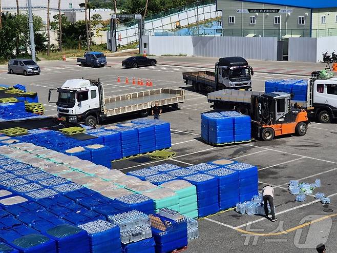 극심한 가뭄으로 재난사태가 선포된 강원 강릉을 돕기위해 전국 각지에서 보내온 생수가 3일 강릉아레나 주차장에 가득 쌓여있다. 시는 이날 기준 2L 짜리 105만3774병, 500mL 93만8750병 등 총 199만병을 확보한 상태다. 확보된 생수는 읍·면·동 5개 권역으로 옮긴 뒤 전 시민에게 배부된다. 시민 1명당 받을 수 있는 생수는 1일 2L씩 총 6일 사용 가능한 12L다. 2025.9.3/뉴스1 ⓒ News1 윤왕근 기자