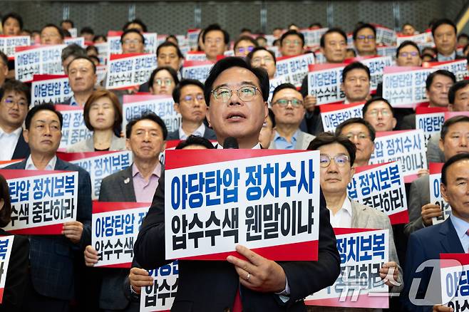 송언석 국민의힘 원내대표가 3일 서울 여의도 국회 로텐더홀에서 내란특검의 압수수색 시도와 관련 긴급 규탄대회를 열고 규탄사를 하고 있다. 2025.9.3/뉴스1 ⓒ News1 유승관 기자