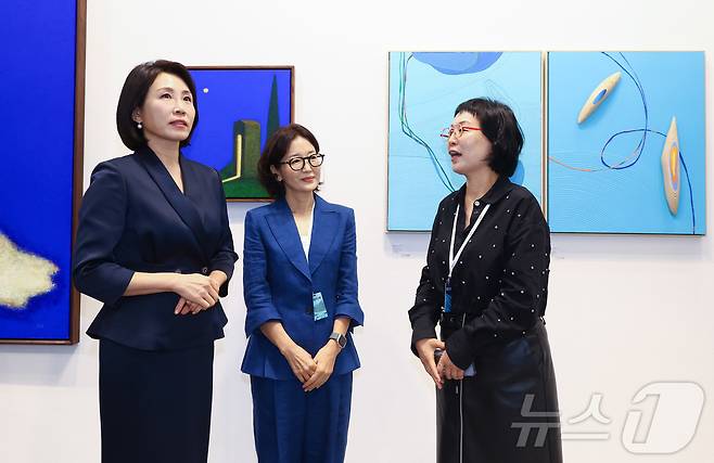 이재명 대통령 부인 김혜경 여사가 3일 서울 강남구 코엑스에서 열린 국내최대 아트페어 '키아프 서울(Kiaf SEOUL)'을 찾아 전시를 둘러보고 있다. (공동취재) 2025.9.3/뉴스1 ⓒ News1 김성진 기자